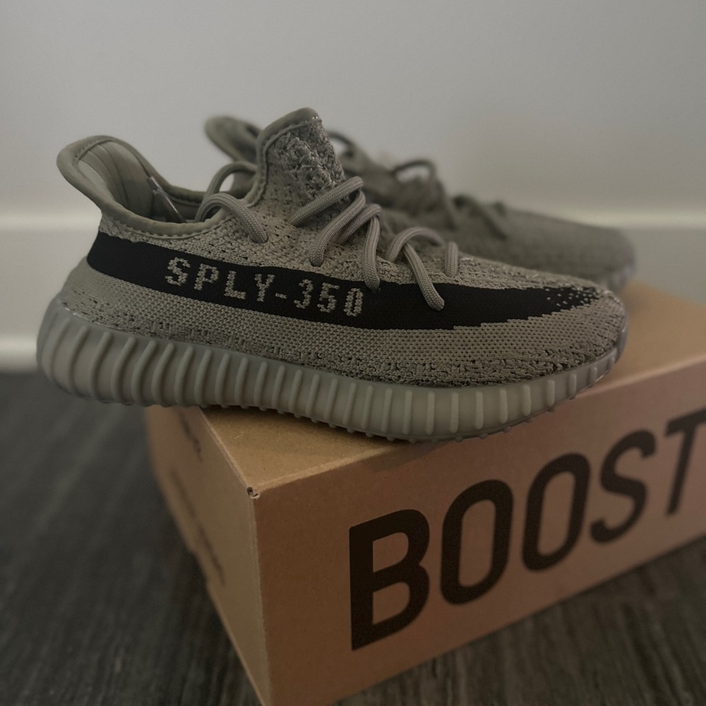 Yeezy boost 350 V2 slate/black size 5 new